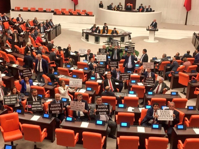 "Dezenformasyon yasası" tepkiler eşliğinde Meclis'te